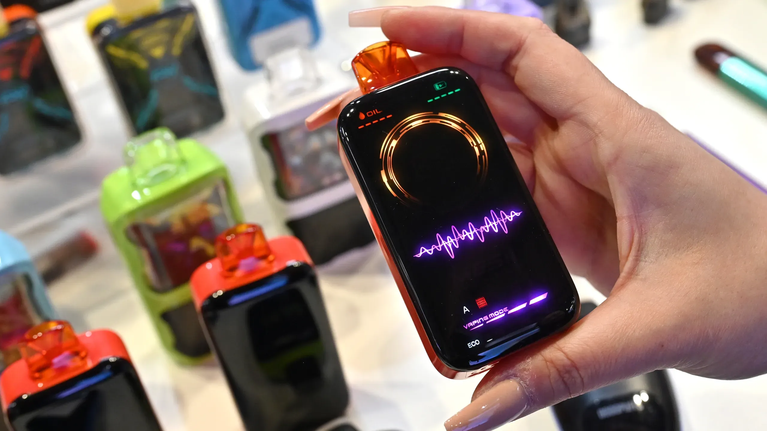 Smart Vaping, futurystyczny e-papieros, innowacje w vape, e-papieros z zaawansowanym wyświetlaczem, trendy vape 2025 - Smart vapes