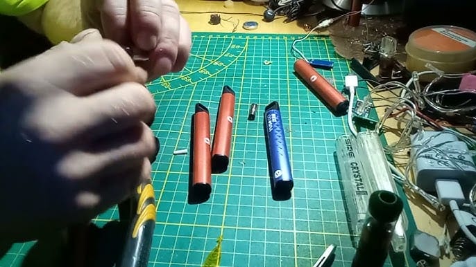 jak używać jednorazowego vape, instrukcja obsługi e-papierosa, osoba wapująca z Fizzy, proste kroki używania vape, przewodnik po wapowaniu - Jednorazowy e-papieros jak go napełnić i naładować ponownie