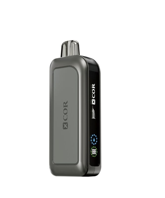 Xcor Dubai Night vape zbliżenie, premium vape na stole restauracji, smukły metaliczny design vape - XCOR Dubai Night 28000: Luksusowy Vape Biznes Premium - Recenzja