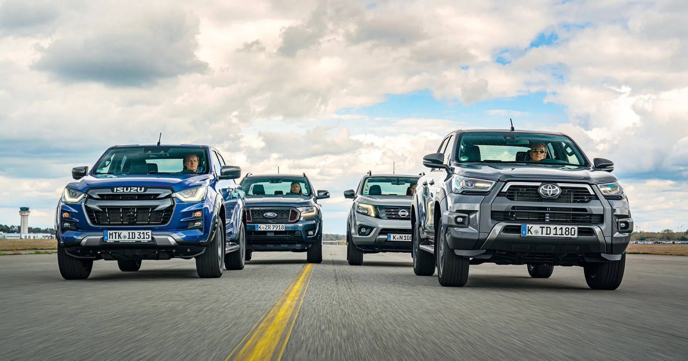 Porównanie samochodów pickup sedan, vape porównanie jakości, niemiecki sedan vs amerykański pickup, analogia samochodowa - Porównanie pikapów: Ford Ranger kontra Isuzu D-Max, Nissan Navara ...