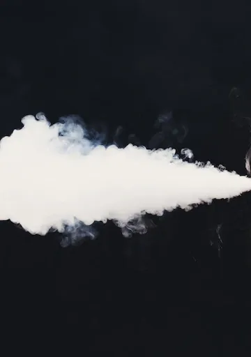 gęsta para vape, duża chmura z e-papierosa, gładki dym z vape, chmura nikotynowa - Biały dym vape z e-papierosa na czarnym tle. Koncepcja palenia bez ...