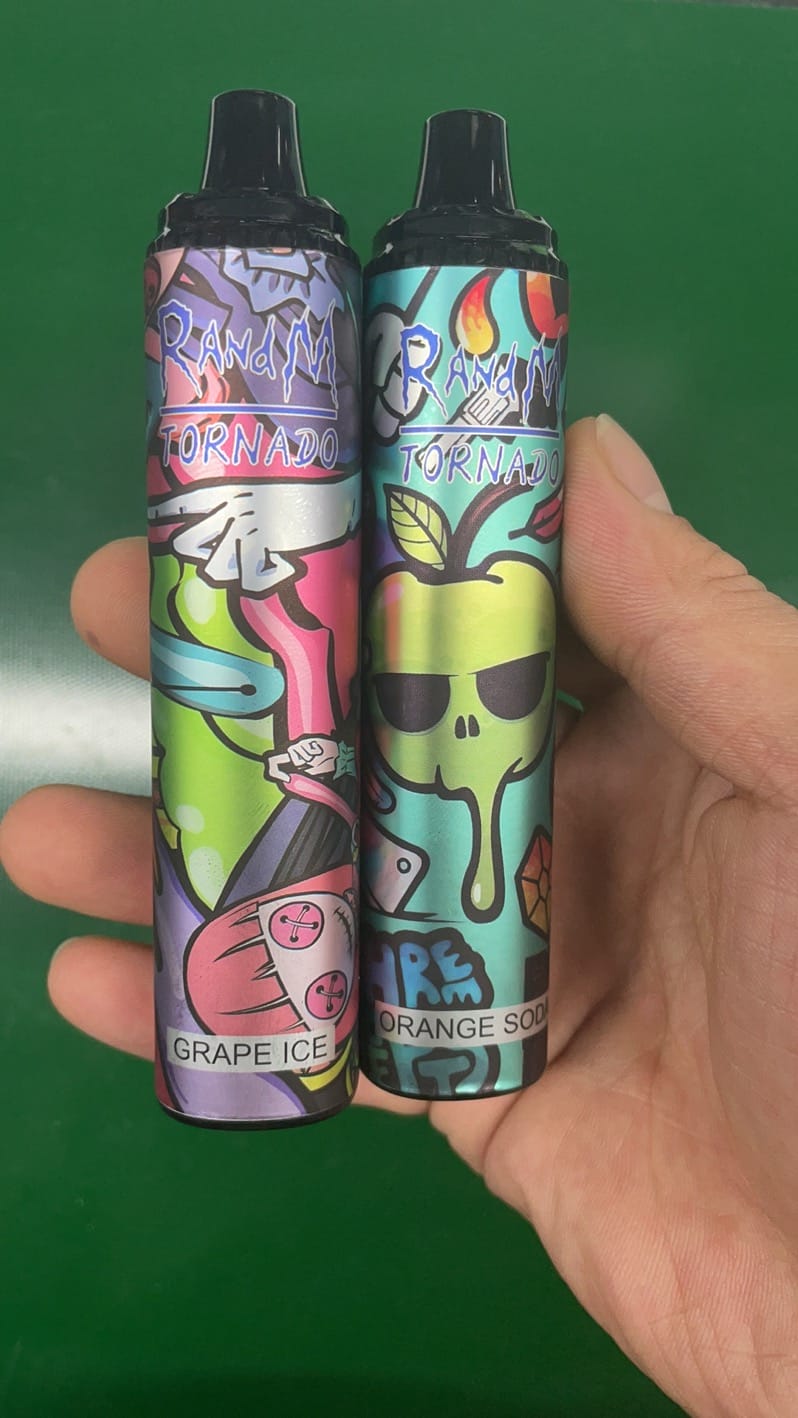 użytkownik regulujący airflow vape, dostosowanie przepływu powietrza e-papieros, ręka zmieniająca ustawienia RandM Tornado, suwak regulacji vape - Randm Tornado Airflow Control Jednorazowe Urządzenie Vape...