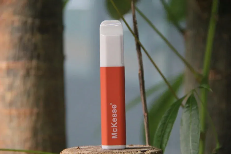 Grafika porównująca dwie baterie e-papierosów, jedną 850 mAh i drugą 600 mAh, podkreślająca dłuższą żywotność większej baterii.