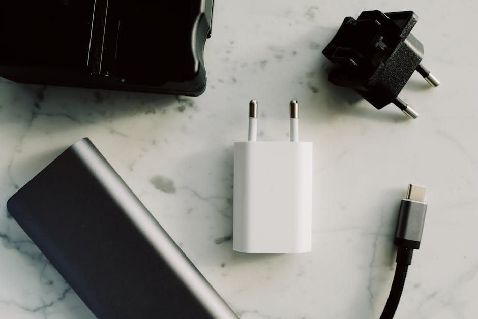 E-papieros Xcor Tyrant 23000 podłączony do ładowarki za pomocą kabla USB-C, symbolizującego wygodę ładowania.