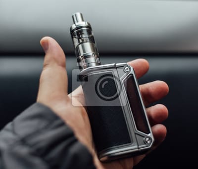 profesjonalny waper, elegancki mężczyzna vape, biznesmen e-papieros, wysokiej klasy vape w ręku - Obraz urządzenie Vaping się w ręce mężczyzny. Elektroniczny...
