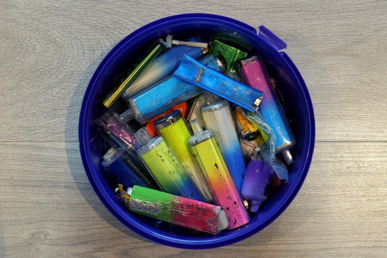Utylizacja jednorazowego e-papierosa, recykling vape, elektrośmieci vape, pojemnik na zużyte baterie - Elektrośmieci: Jak prawidłowo wyrzucić zużyte e-papierosy ...