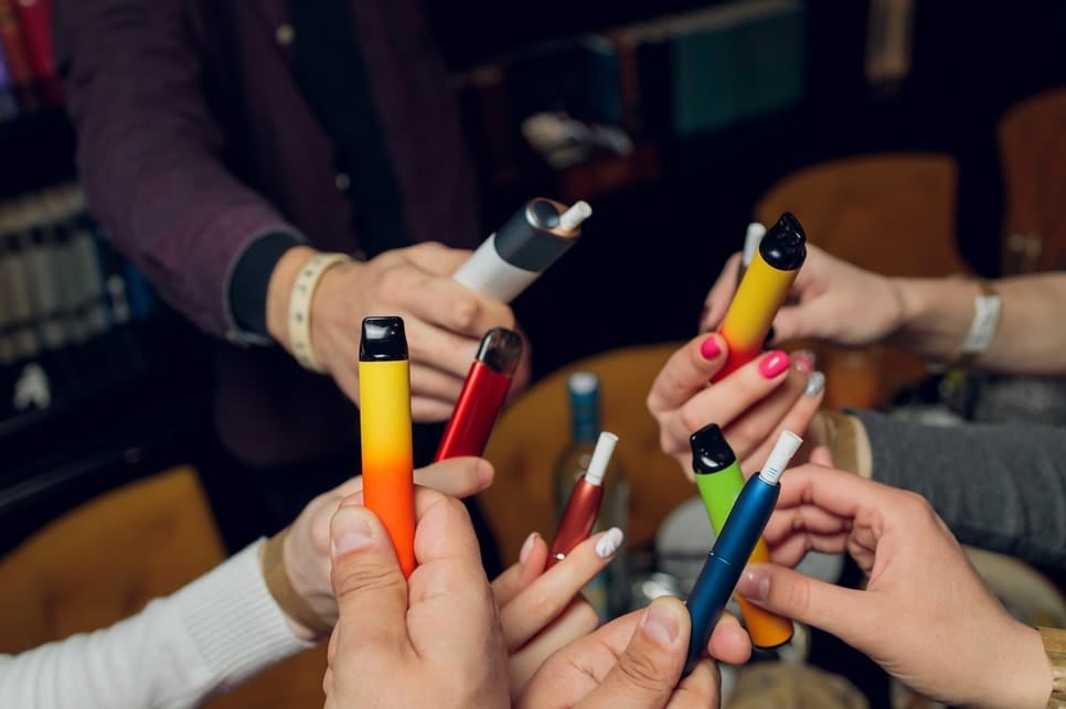 Kalendarz z datą zakazu lub przekreślone jednorazowe e-papierosy, symbolizujące koniec ich sprzedaży i planowane zaostrzenie przepisów.