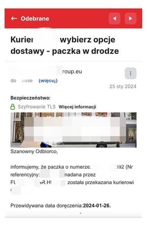 Otwarta paczka kurierska, w której zamiast zamówionego towaru znajdują się śmieci (np. piasek, bezwartościowe przedmioty). Obok leży paragon kurierski, a w tle zamazana postać kuriera lub element dostawczy.