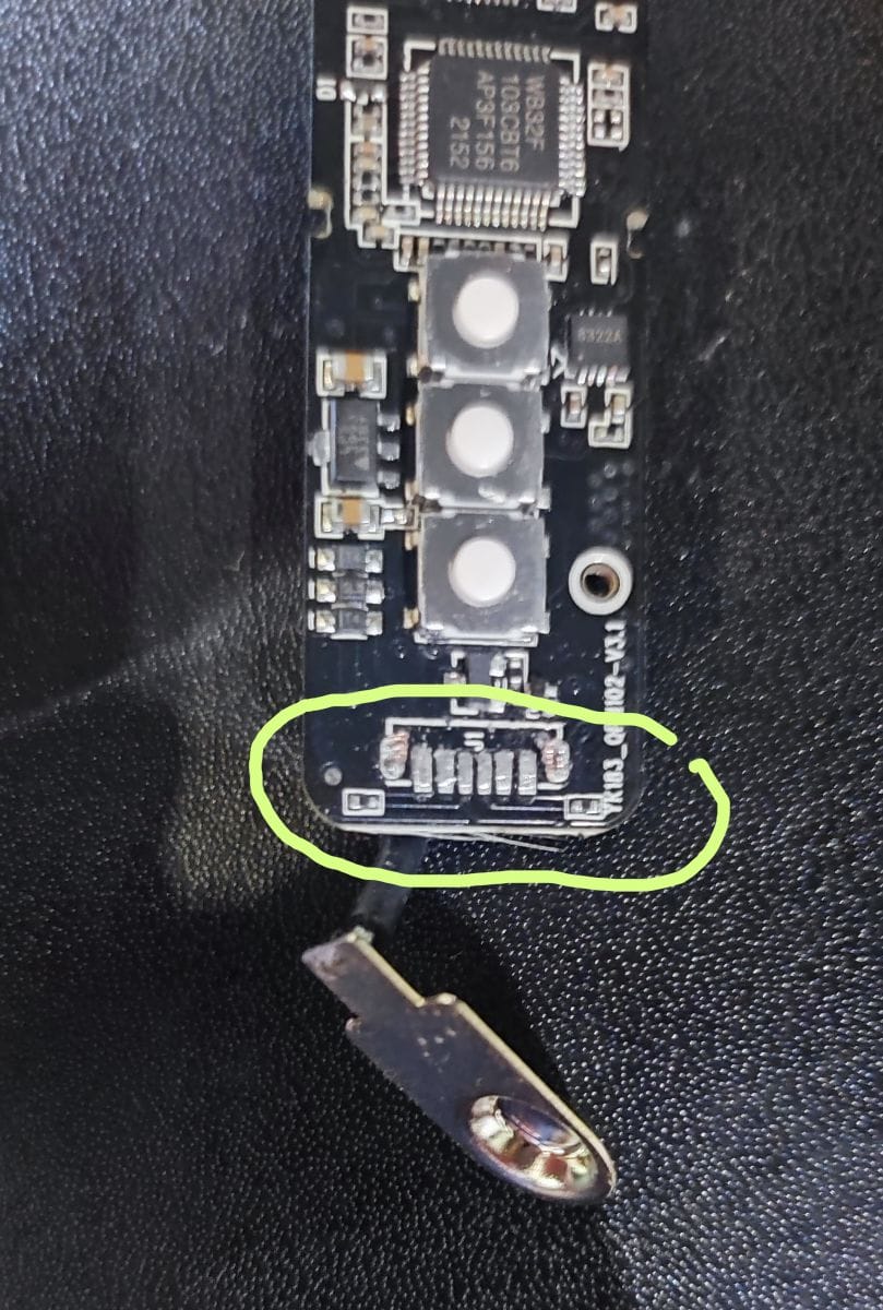Zbliżenie na uszkodzony port USB-C jednorazowego e-papierosa lub uszkodzony, przełamany kabel ładowania leżący obok urządzenia.