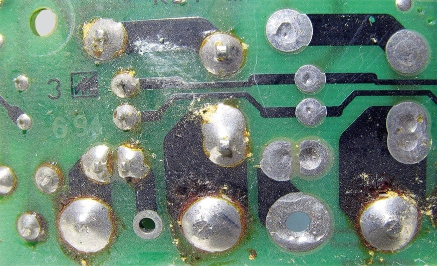 Otwarty e-papieros jednorazowy z widocznymi kroplami kondensującej się wody lub zawilgoconymi elementami płytki drukowanej (PCB) wewnątrz obudowy.