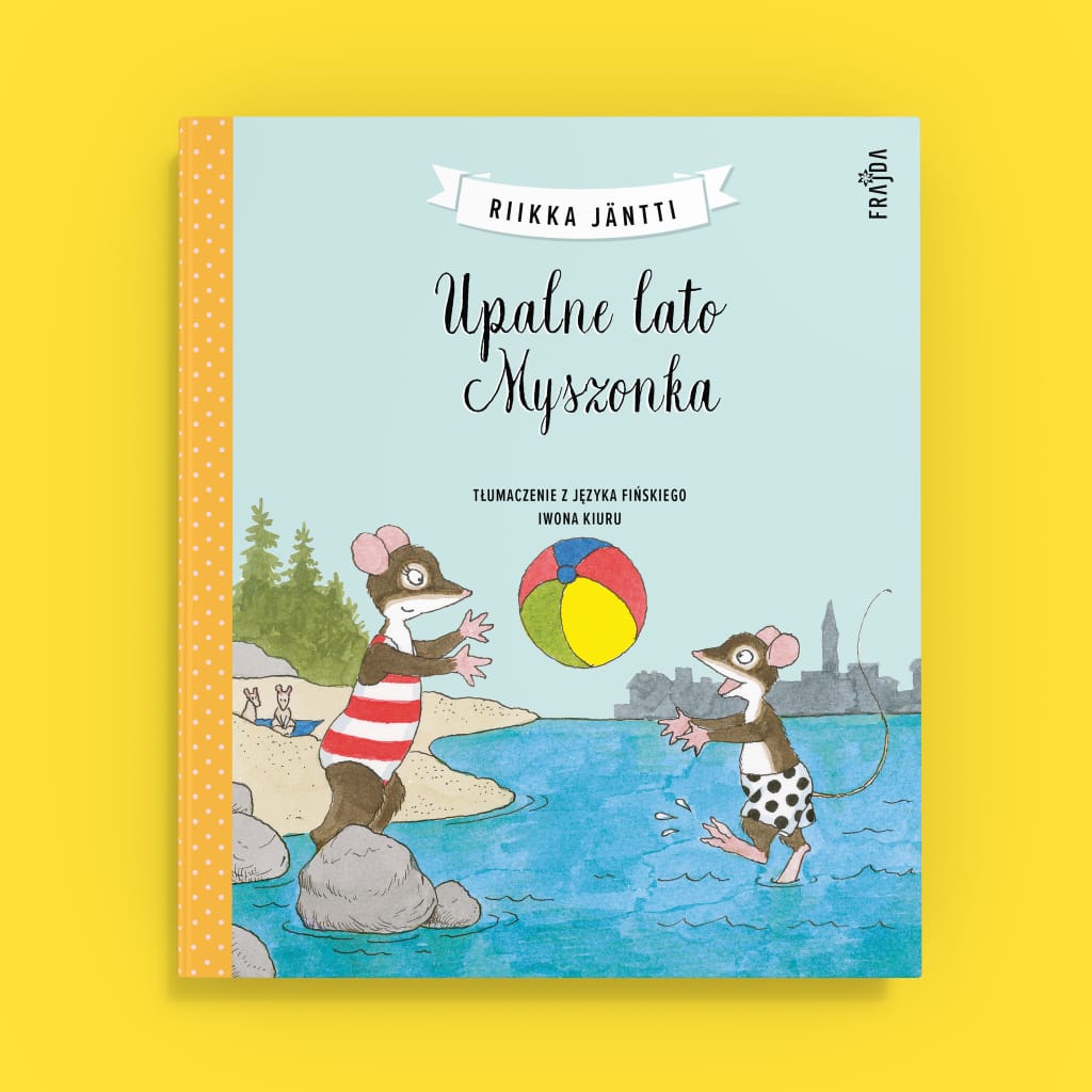 Szklanka mrożonej herbaty brzoskwiniowej z lodem na tle słonecznego, upalnego popołudnia, symbolizująca orzeźwienie.