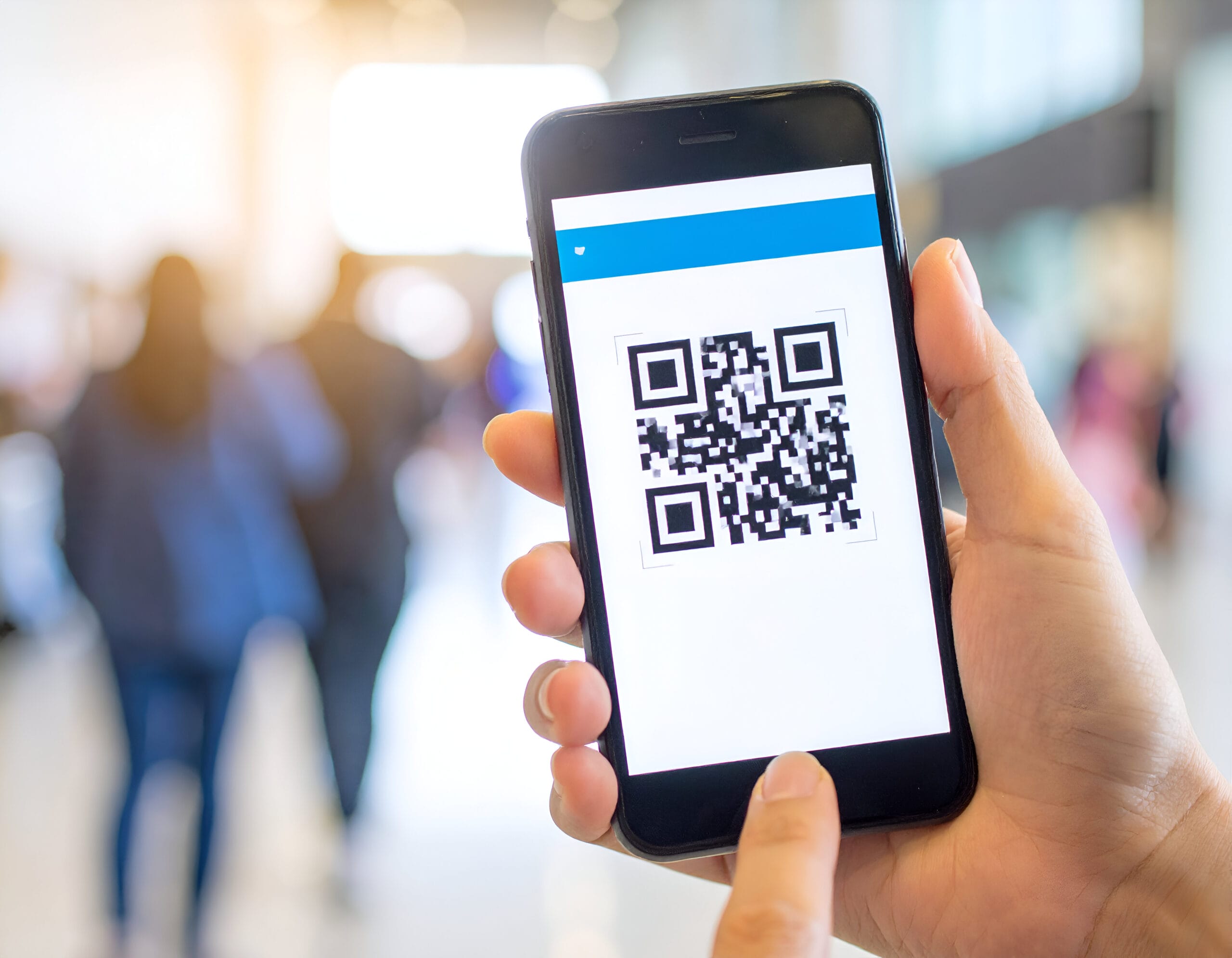Osoba skanująca kod QR na opakowaniu jednorazowego e-papierosa za pomocą smartfona, aby zweryfikować jego autentyczność.