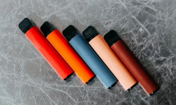 Zbliżenie na dół e-papierosa jednorazowego z wyraźnie widocznym portem ładowania USB-C, podkreślające jego funkcjonalność jako elementu zwiększającego użyteczność.