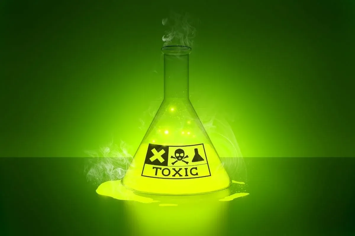 Kolby laboratoryjne z dymiącym, niepewnym liquidem do e-papierosów, symbolizujące brak kontroli jakości i potencjalne zagrożenia chemiczne w produktach z Chin.