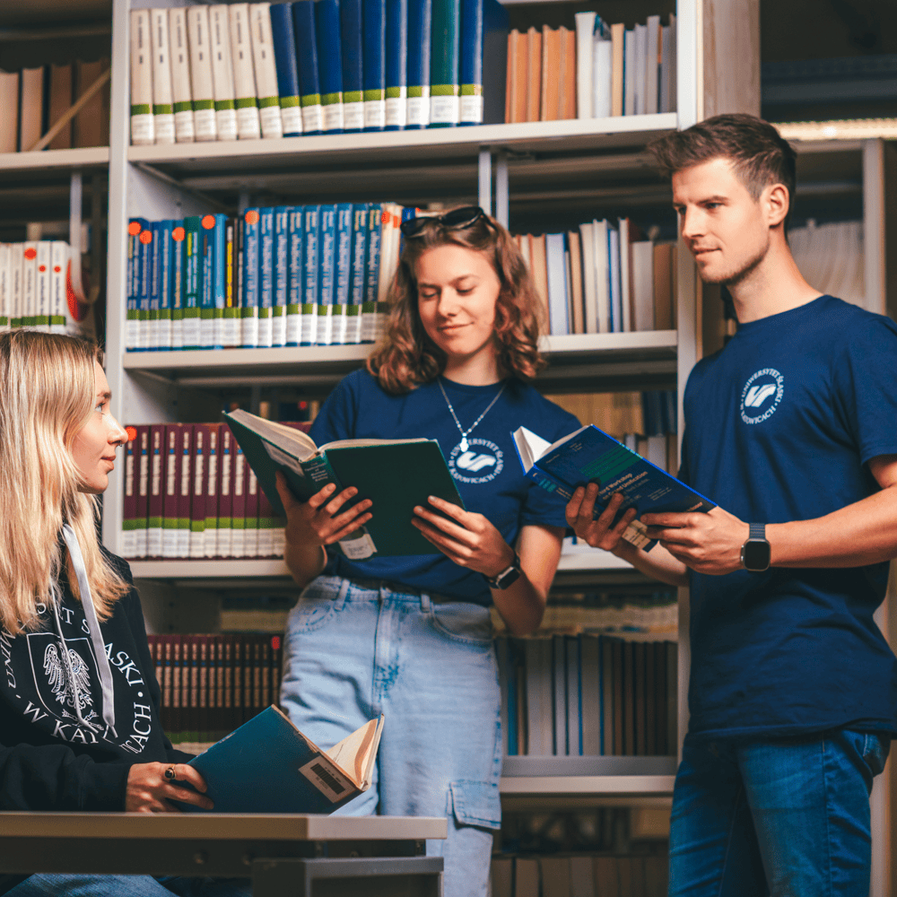 Grafika przedstawiająca dwuetapowy proces rekrutacji na studia prawnicze, z dwoma recenzentami analizującymi dokumenty kandydata, symbolizująca przejście ze statusu UR1 do UR2.