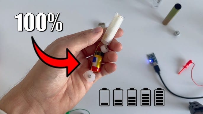 Ostrzegawczy obrazek przedstawiający jednorazowy e-papieros z podłączonymi amatorsko przewodami odciętego kabla USB, symbolizujący niebezpieczną próbę ładowania.