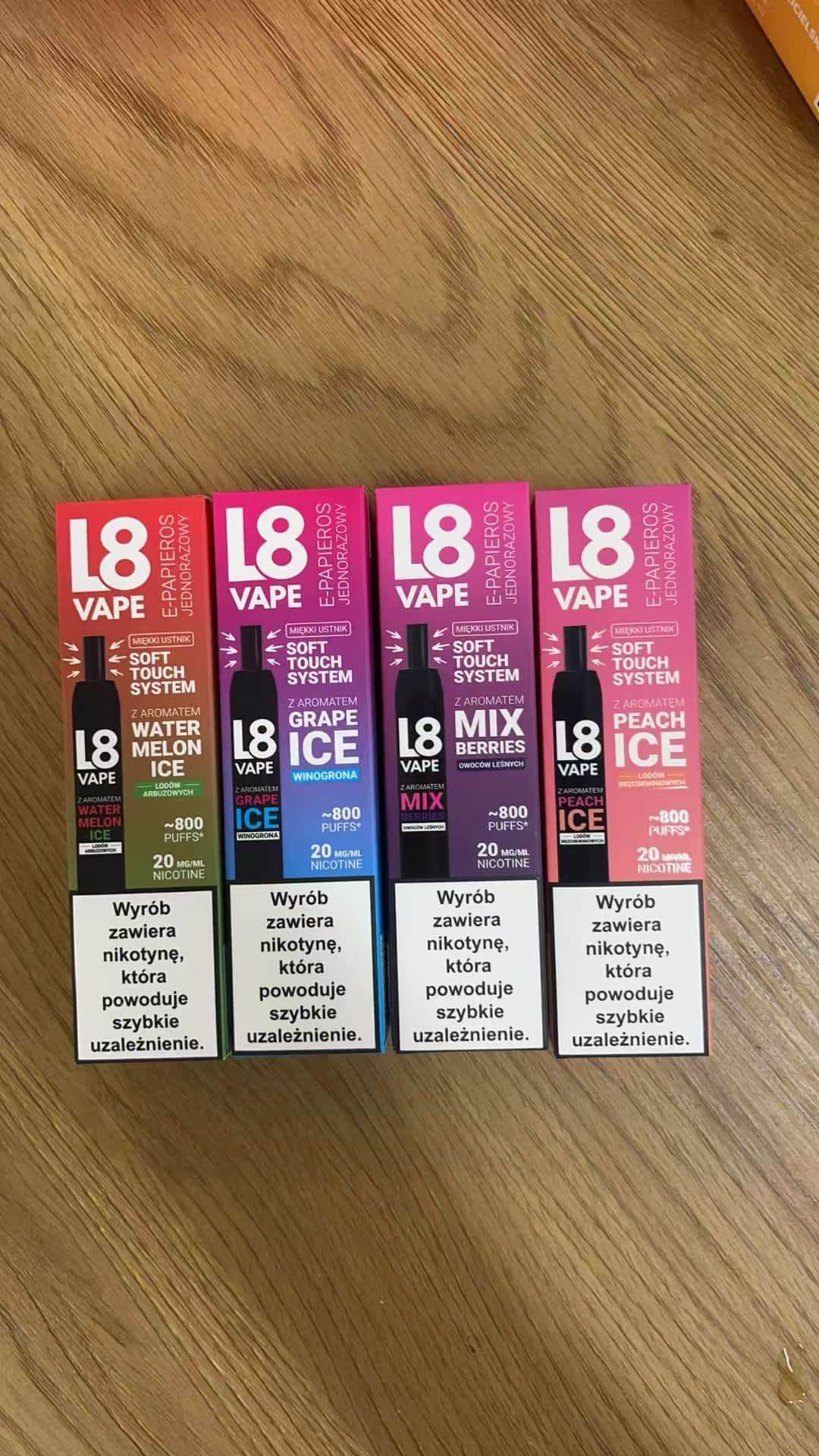 Urządzenie L8 Vape przedstawione w prosty, elegancki sposób, symbolizujące łatwość użytkowania i brak skomplikowanych elementów.