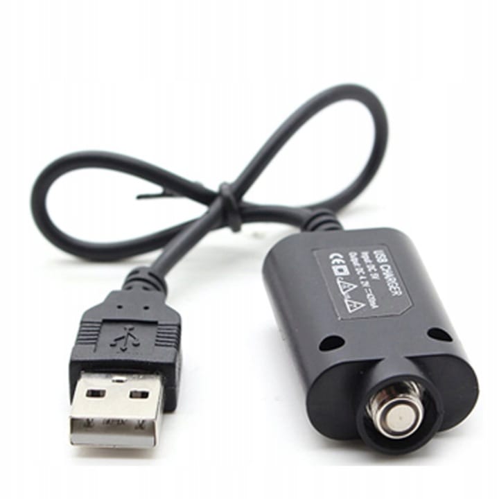 Zdjęcie e-papierosa podłączonego do bezpiecznego źródła zasilania, np. portu USB w komputerze lub klasycznej ładowarki sieciowej 5V/1A, podkreślające prawidłowe nawyki ładowania.