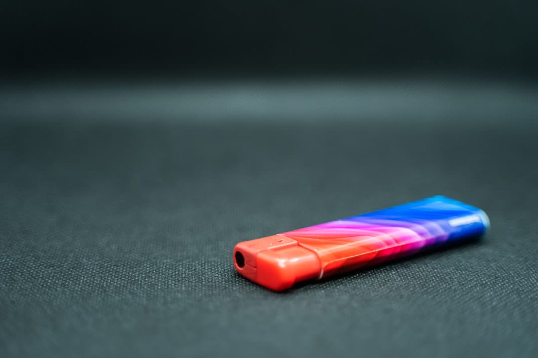 Obraz przedstawiający dwa jednorazowe e-papierosy, jeden oznaczony jako