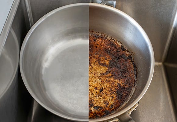 Zbliżenie na przypalony bawełniany knot w e-papierosie, będący wynikiem suchego zaciągnięcia (dry hit).