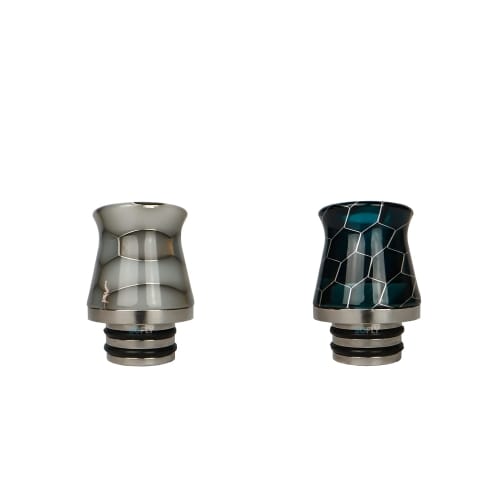 Zbliżenie na wąski ustnik (drip tip) e-papierosa MTL, podkreślające jego charakterystyczną budowę.