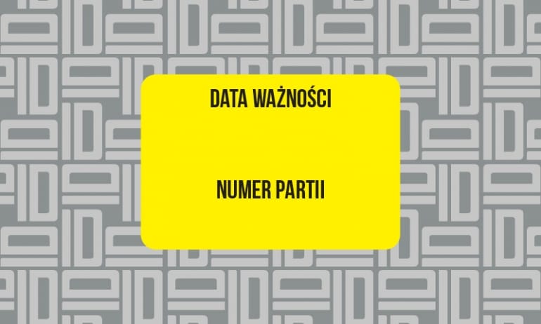 Zbliżenie na opakowanie jednorazowego e-papierosa z wyraźnie widoczną datą ważności (EXP date) oraz datą produkcji.