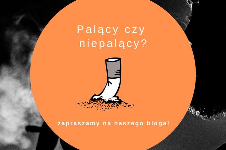 Pracownik korzystający z e-papierosa w specjalnie wyznaczonej strefie dla palących, na zewnątrz budynku firmy, podczas przerwy kodeksowej.